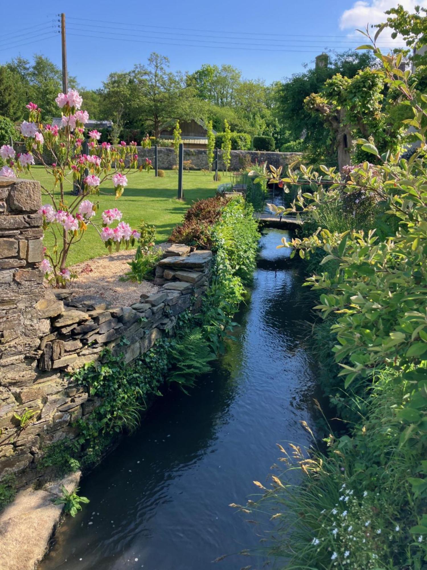 Au Fil De L'Eau Bed & Breakfast Le Vast Bagian luar foto