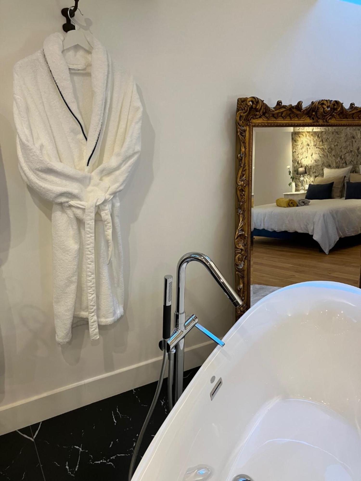 Au Fil De L'Eau Bed & Breakfast Le Vast Bagian luar foto